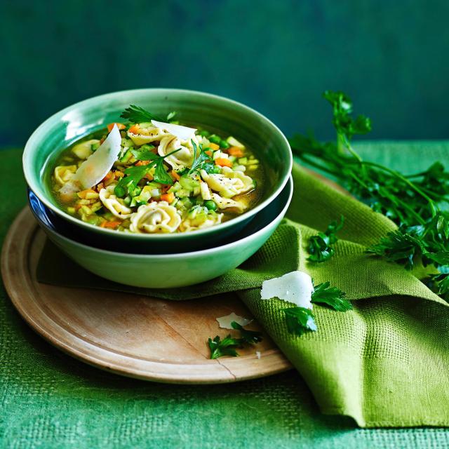 Soupes bouillons de légumes et tortellinis